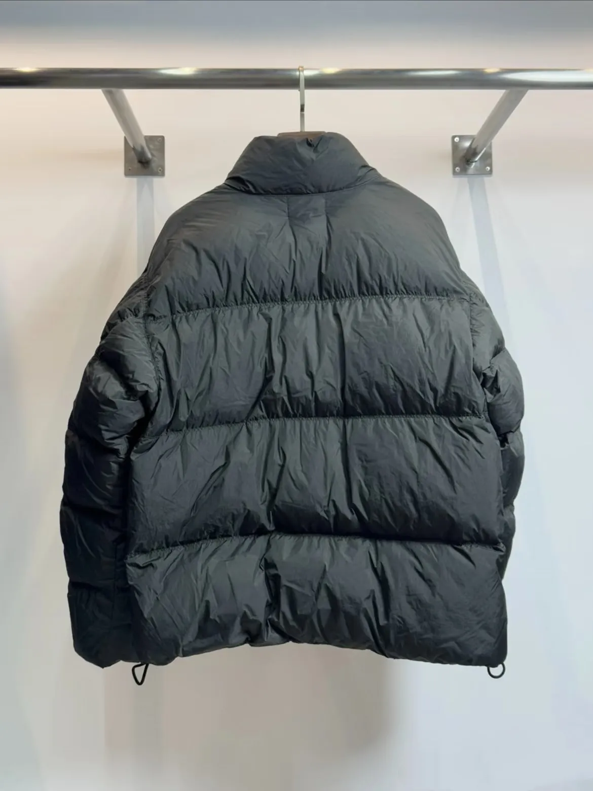P390 STONE·ISLANDS Stone Island ISLANDS Side Badge Ghost Island Cotton Clothes # Purchasing on behalf of others Original development 1:1 reproduction - QR code information sticker analysis, QR code direct access to Safani official website! A full set of packaging accessories, elevators, main labels, and washing label QR codes are also supported~ -Color: black khaki gray -Size: S-XXL -The workmanship is very particular, the processing technology is extremely complex, the three fabric cuts are neatly spliced and aligned, the whole garment has precise wiring density, YKK custom-made zipper pockets, all hardware is custom-made from molds, double pocket design, perfect for daily needs, side labels classic Stone.Island detachable medals, precise button alignment, and self-observant quality control of details --This brand that others are playing with fashion, but he only focuses on researching fabrics, is Stone Island. - Many people think that Stone Island is a trendy brand, but in fact it is an outdoor functional brand that is always keen on playing with technology and specializes in fabrics. Even if it co-brands with top trendy brands, it has not been overshadowed. Instead, it has perfectly used its unique fabric technology in the joint brand, so that the joint products have functionality and practicality in addition to the value of the logo.